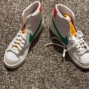 Nike Blazer Mid ‘77 VNTG White High-Tops with Green and Orange Details